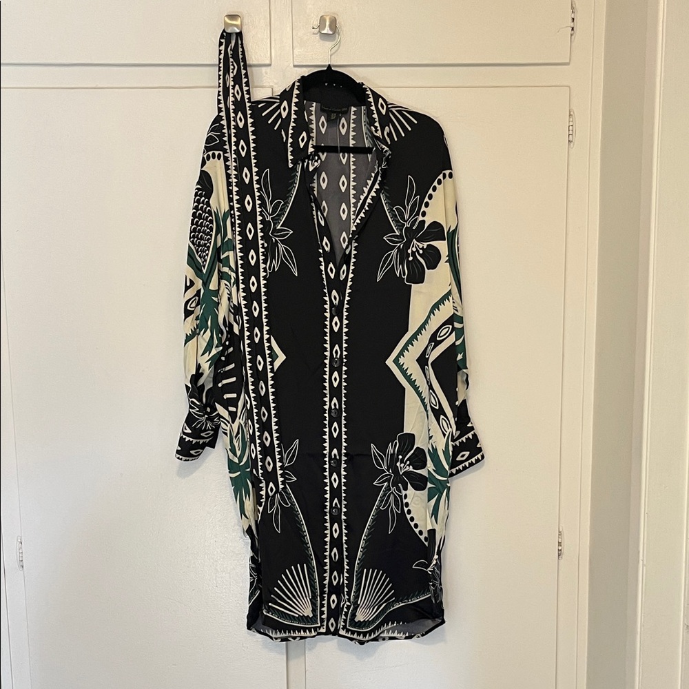 House of Harlow 1960 Black and Cream Long Sleeve Dress. Material feels silky.